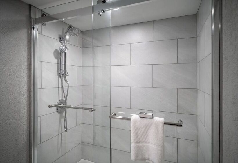 سوئیت کلاب, Delta Hotels By Marriott Huntington Downtown
