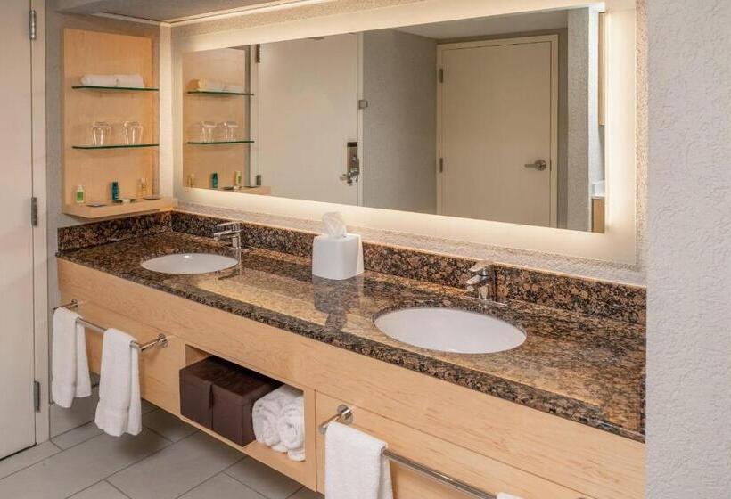 سوئیت کلاب, Delta Hotels By Marriott Huntington Downtown