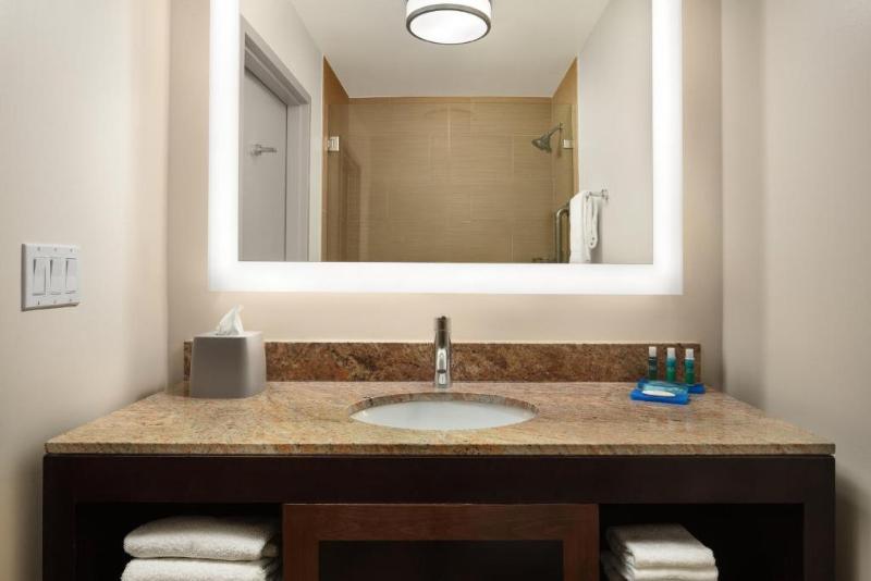 سوئیت با تخت بزرگ, Holiday Inn Express Hotel & Suites Belmont, An Ihg