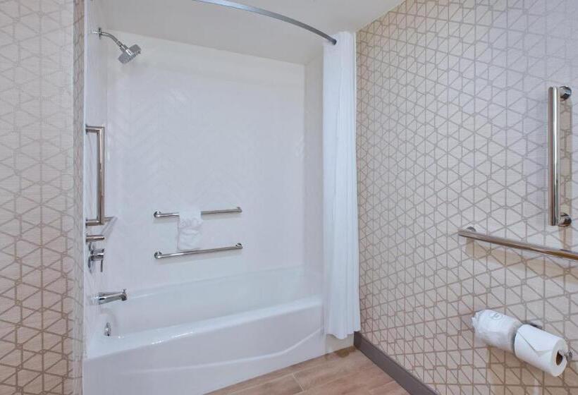 اتاق استاندارد با تخت بزرگ برای معلولان, Holiday Inn Va Beach Oceanside 21st St, An Ihg