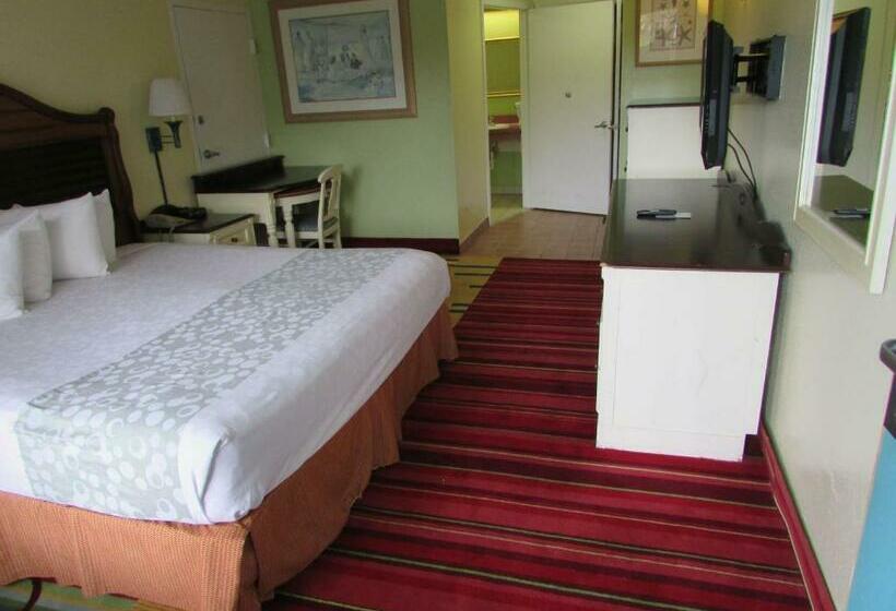 اتاق استاندارد با تخت بزرگ برای معلولان, Seralago Hotel & Suites Main Gate East