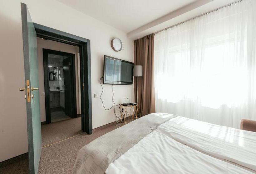 سوییت با چشم‌انداز استخر, Riviera By Queens Hotel And Resort