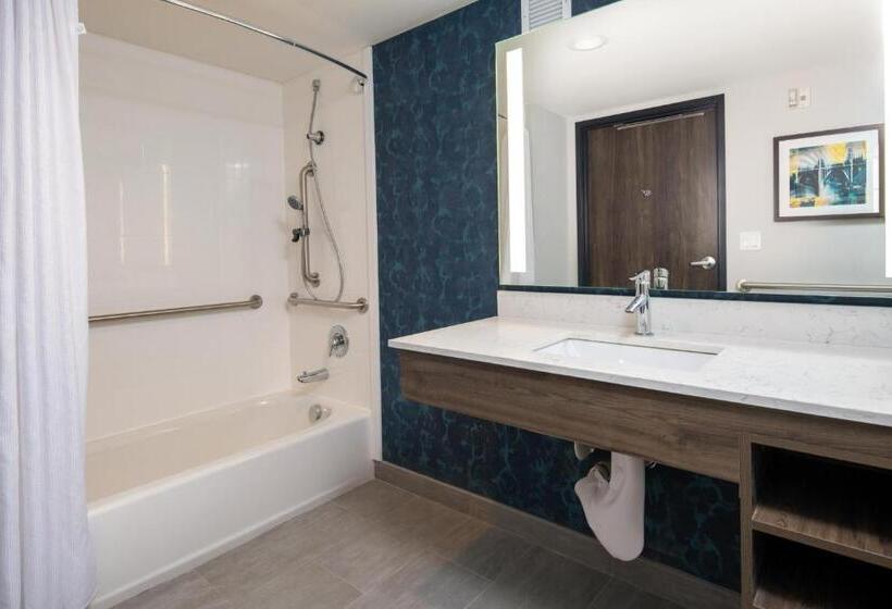 اتاق استاندارد با تخت بزرگ برای معلولان, La Quinta Inn & Suites By Wyndham Spokane Downtown