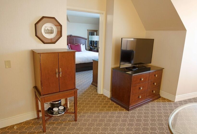 Junior Suite, The  Roanoke & Conference Center, Curio Collection By Hilton