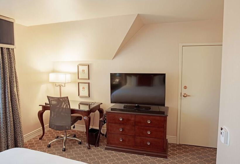 Junior Suite, The  Roanoke & Conference Center, Curio Collection By Hilton