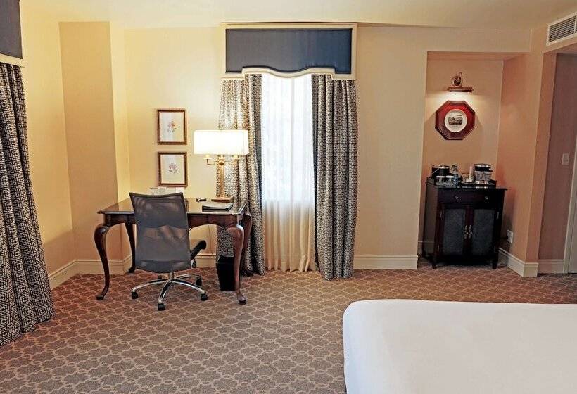 اتاق استاندارد با 2 تخت دوبل, The  Roanoke & Conference Center, Curio Collection By Hilton