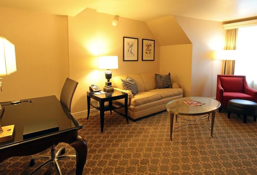 سوییت جونیور, Roanoke & Conference Ctr, Curio Collection By Hilton 