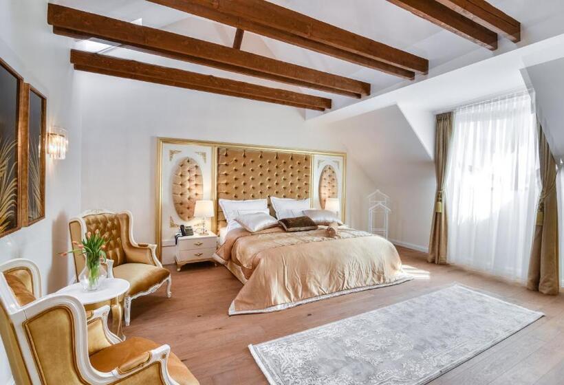 اتاق لوکس, Michael S Palace