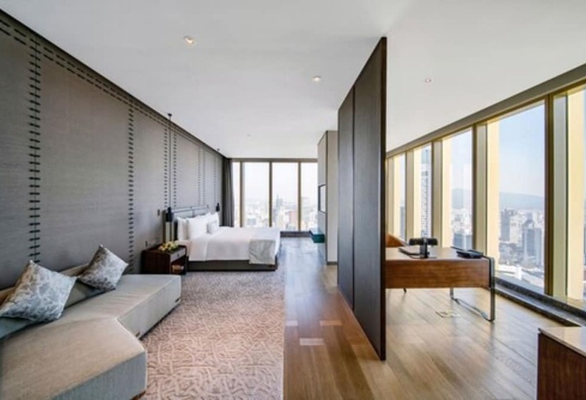 اتاق لوکس با چشم‌انداز شهر, Golden Eagle International