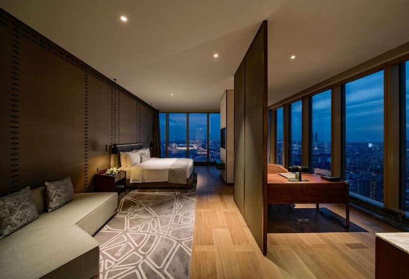 اتاق لوکس با چشم‌انداز شهر, Golden Eagle International