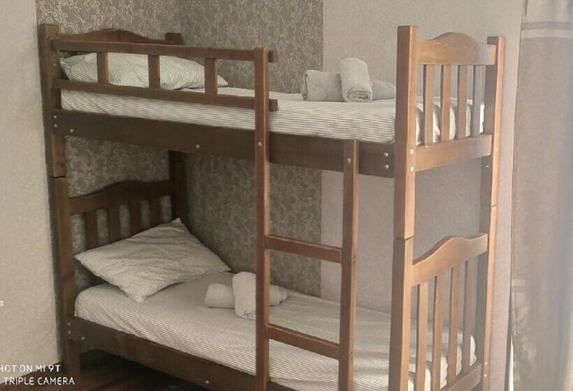 اتاق استاندارد چهار تخته, Tirkius House