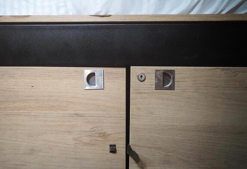 اتاق استاندارد سه نفره, Baboon Hostel