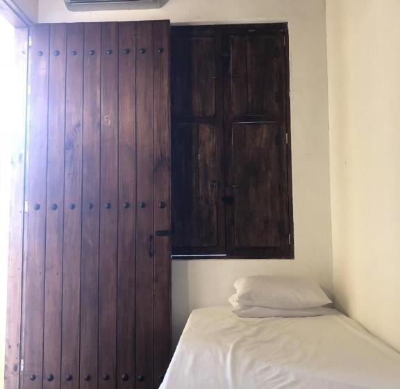 اتاق استاندارد سه نفره, Baboon Hostel