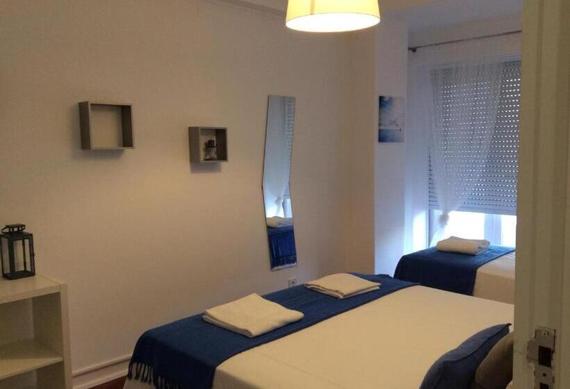 اتاق استاندارد سه تخته با بالکن, 4u Lisbon Iv Guesthouse Airport
