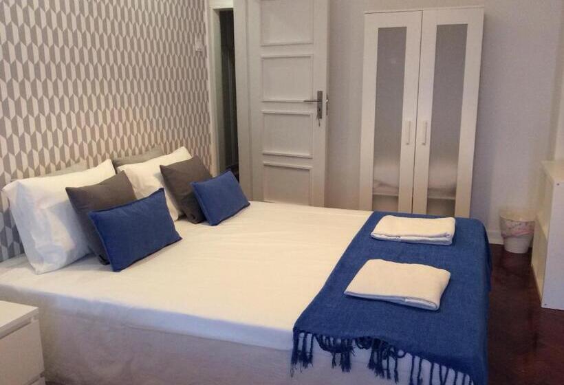 اتاق استاندارد سه تخته با بالکن, 4u Lisbon Iv Guesthouse Airport