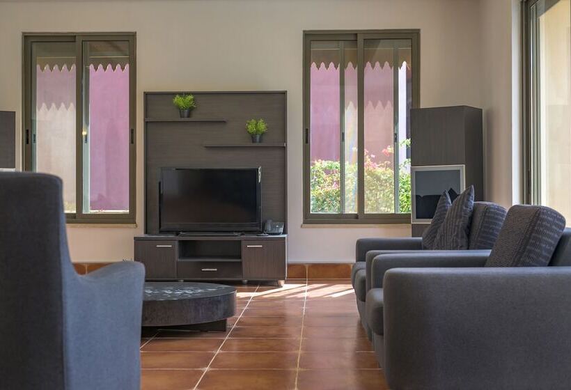 ویلای 3 خوابه با استخر, Tala Bay Residence   Families Only
