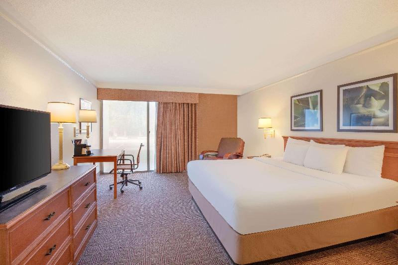 اتاق استاندارد با تخت بزرگ, Baymont By Wyndham Daytona Beach   Intl Speedway