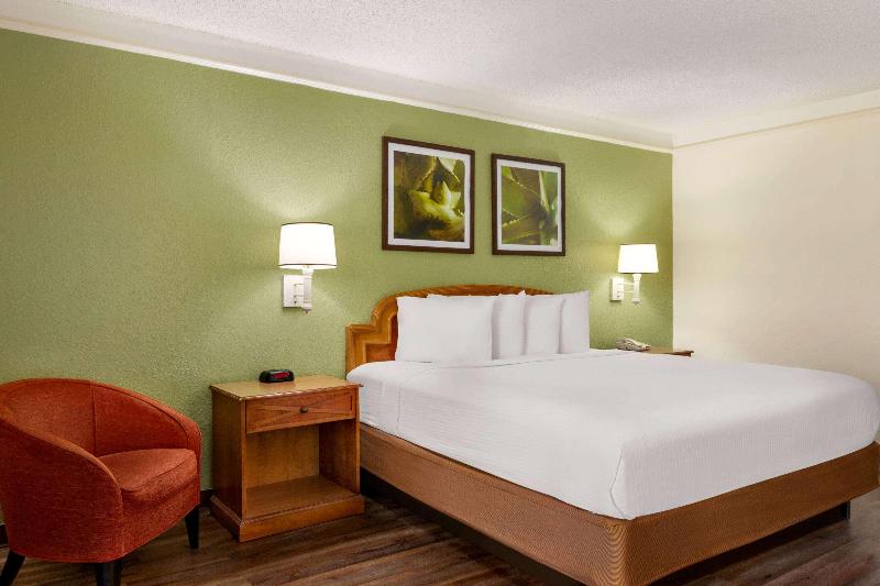 اتاق استاندارد با تخت بزرگ, Baymont By Wyndham Daytona Beach   Intl Speedway
