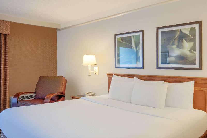 اتاق استاندارد با تخت بزرگ, Baymont By Wyndham Daytona Beach   Intl Speedway