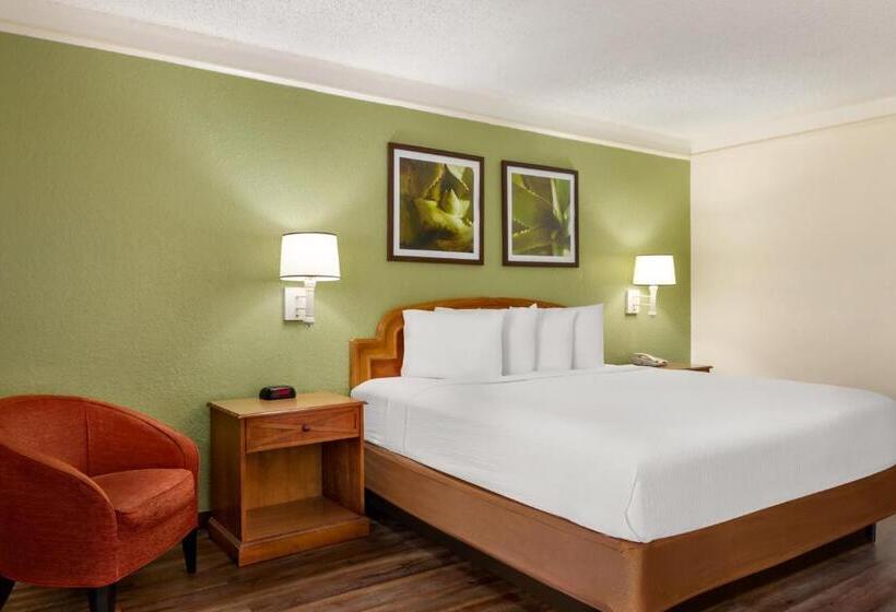 اتاق استاندارد با تخت بزرگ, Baymont By Wyndham Daytona Beach   Intl Speedway