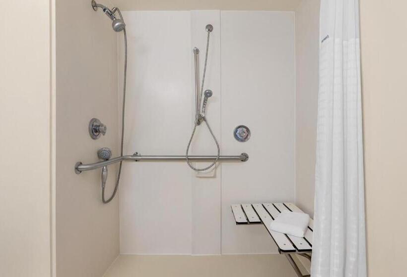 اتاق استاندارد با تخت بزرگ برای معلولان, Baymont By Wyndham Daytona Beach   Intl Speedway