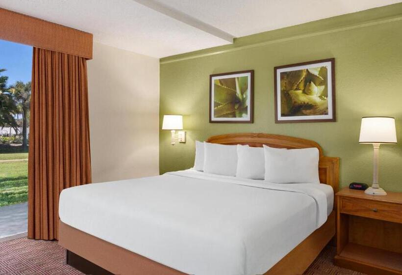 اتاق استاندارد با تخت بزرگ برای معلولان, Baymont By Wyndham Daytona Beach   Intl Speedway