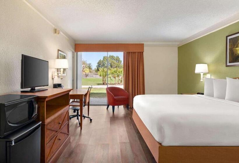 اتاق استاندارد با تخت بزرگ برای معلولان, Baymont By Wyndham Daytona Beach   Intl Speedway