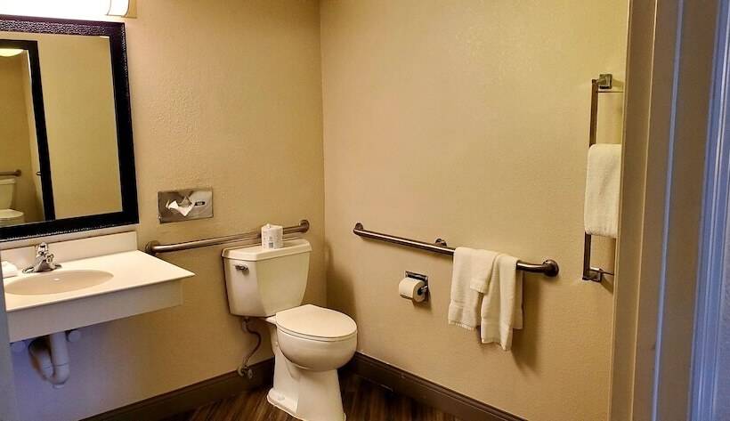 اتاق دلوکس مخصوص معلولین, Days Inn By Wyndham Gainesville Florida