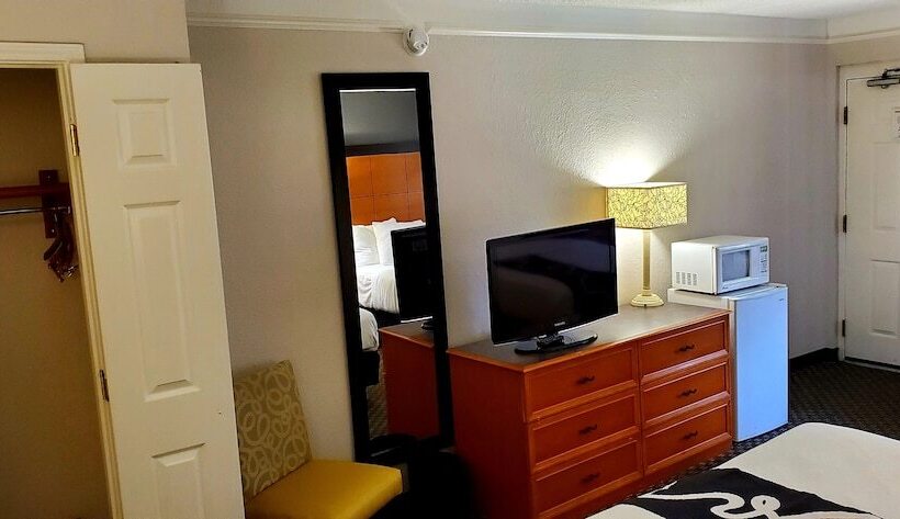 Deluxe Room Adapted for people with reduced mobility, Days Inn By Wyndham Gainesville Florida