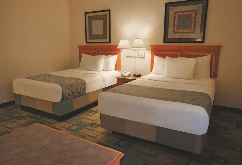 Deluxe Room, La Quinta Inn & Suites By Wyndham Houston Bush Iah South