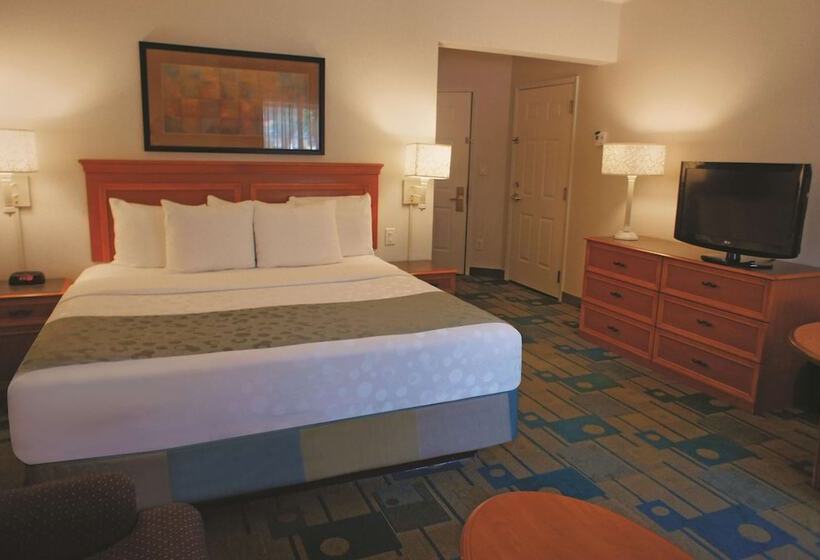 Deluxe Room, La Quinta Inn & Suites By Wyndham Houston Bush Iah South