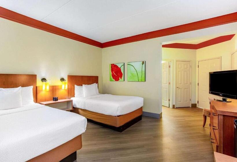 Deluxe Room, La Quinta Inn & Suites By Wyndham Raleigh Crabtree