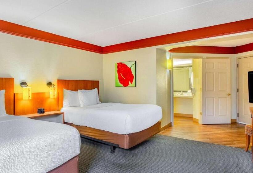 Deluxe Room, La Quinta Inn & Suites By Wyndham Raleigh Crabtree