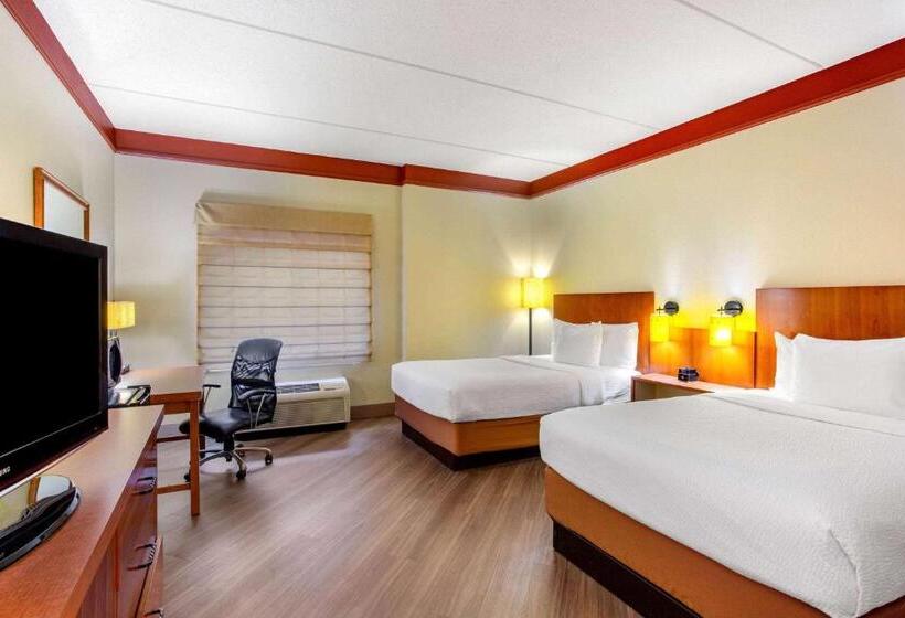 Deluxe Room, La Quinta Inn & Suites By Wyndham Raleigh Crabtree