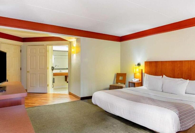 Deluxe Room King Size Bed, La Quinta Inn & Suites By Wyndham Raleigh Crabtree