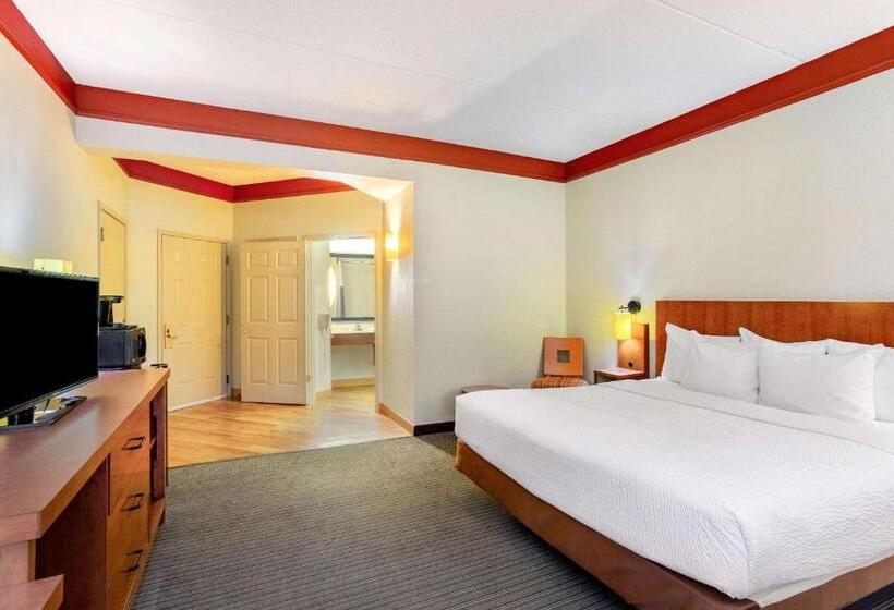 Deluxe Room King Size Bed, La Quinta Inn & Suites By Wyndham Raleigh Crabtree