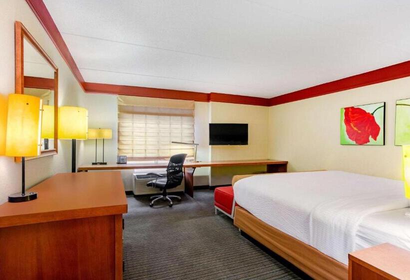 Deluxe Room King Size Bed, La Quinta Inn & Suites By Wyndham Raleigh Crabtree