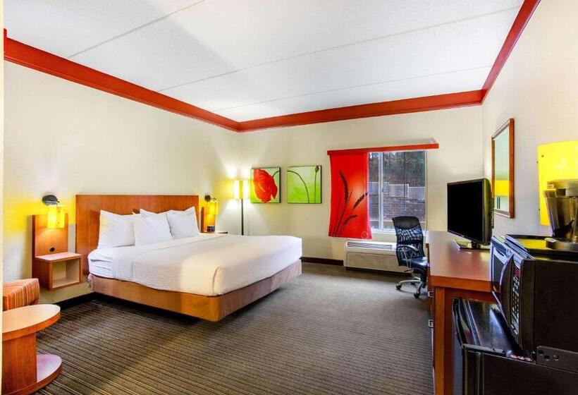 Deluxe Room King Size Bed, La Quinta Inn & Suites By Wyndham Raleigh Crabtree