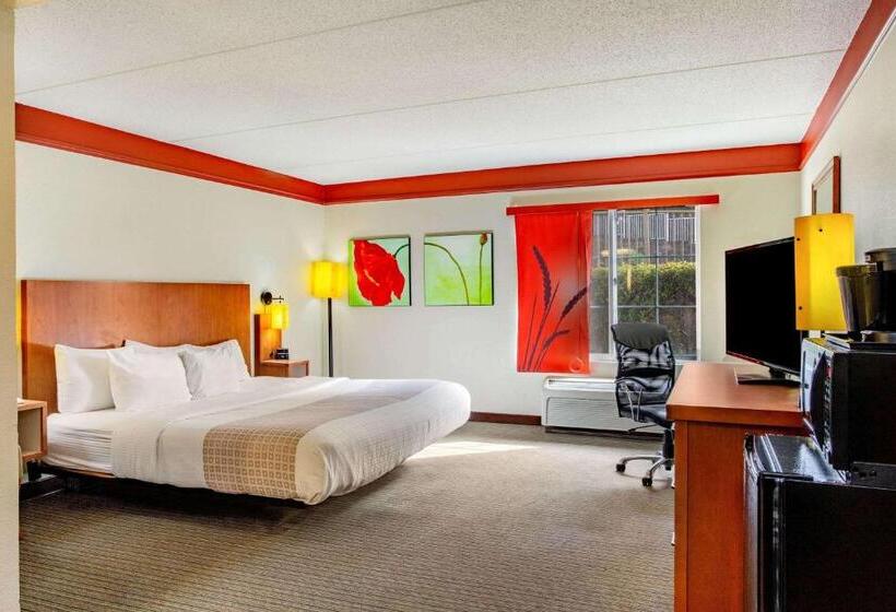 اتاق استاندارد با تخت بزرگ برای معلولان, La Quinta By Wyndham Raleigh Crabtree