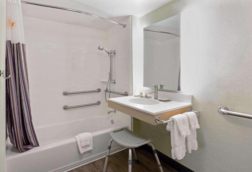 Standard Room Adapted for people with reduced mobility, La Quinta Inn & Suites By Wyndham San Francisco Airport N