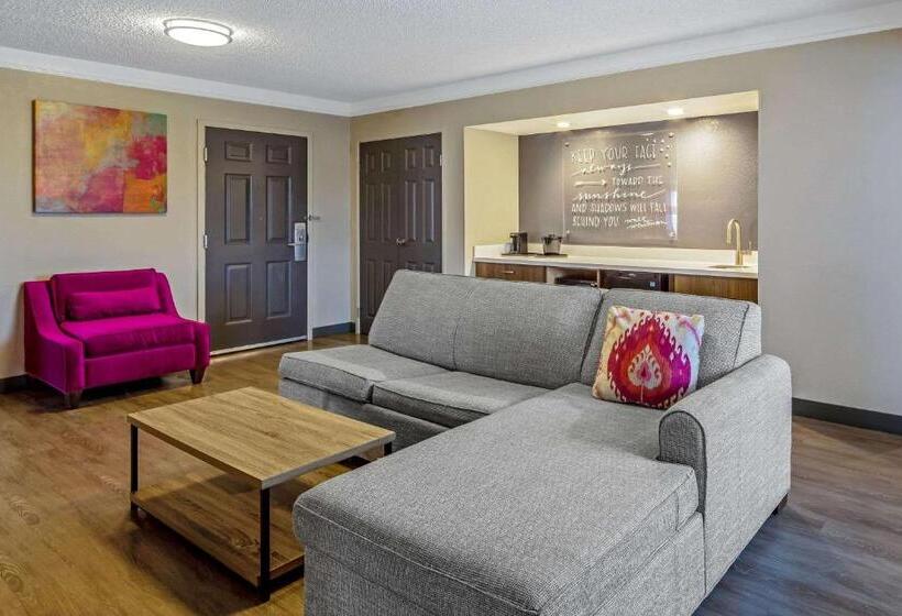 Suite Adapted for people with reduced mobility, La Quinta Inn & Suites By Wyndham San Francisco Airport N