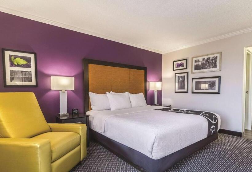 اتاق استاندارد با تخت بزرگ, La Quinta Inn & Suites By Wyndham University Area Chapel Hill
