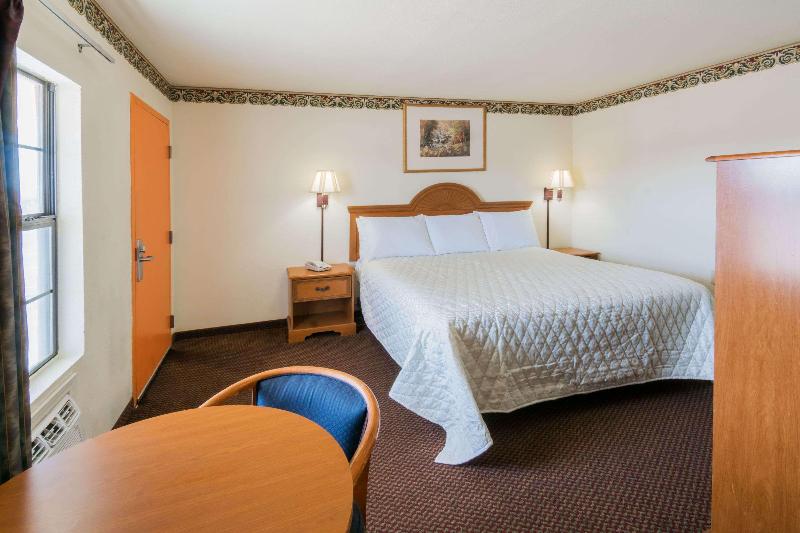 اتاق استاندارد با تخت بزرگ, La Quinta Inn & Suites By Wyndham Usf