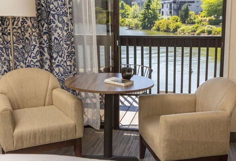 اتاق لوکس با چشم‌انداز دریاچه, Lakeshore Inn