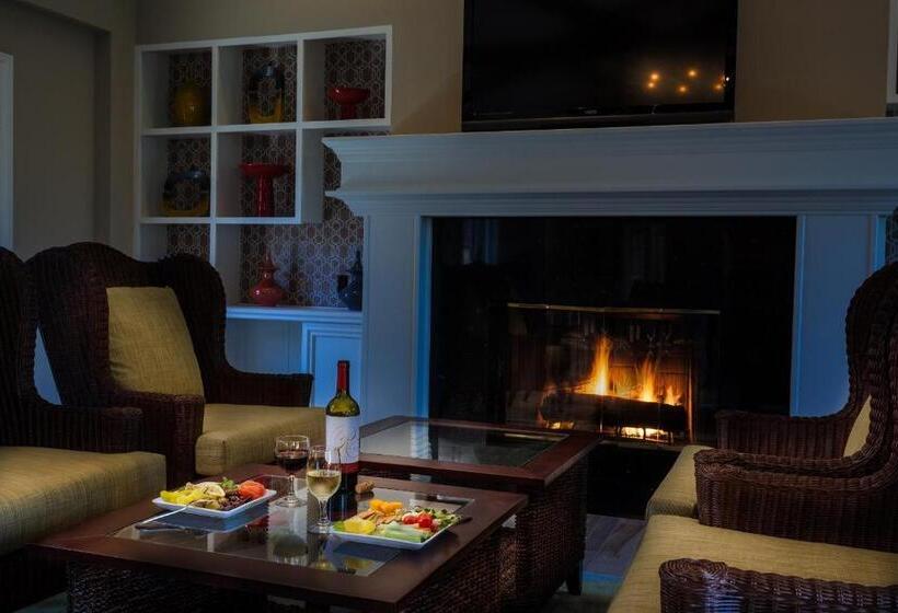 استودیوی استاندارد, Lighthouse Lodge & Cottages
