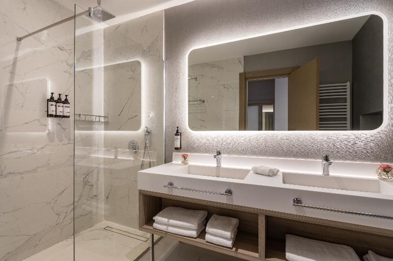 سوییت لوکس, Hyatt Regency Kotor Bay Resort