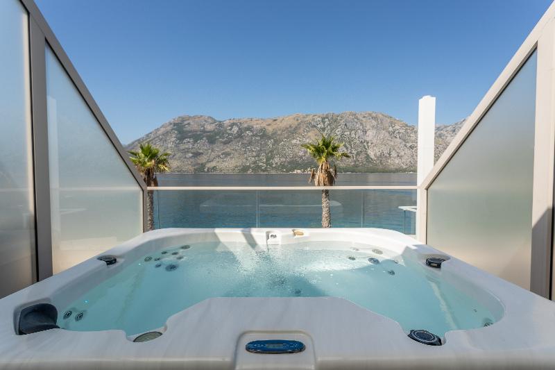 سوییت لوکس, Hyatt Regency Kotor Bay Resort