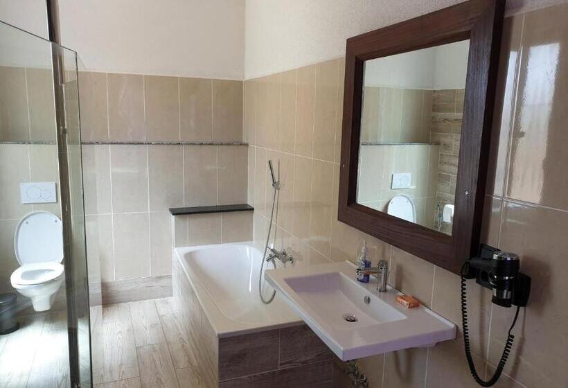 سوئیت با بالکن, Kasumai Beach Resort