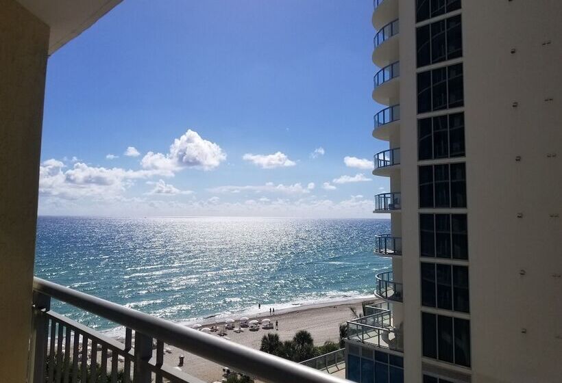 سوئیت برای معلولان, Doubletree Resort & Spa By Hilton Ocean Pointn. Miami Beach