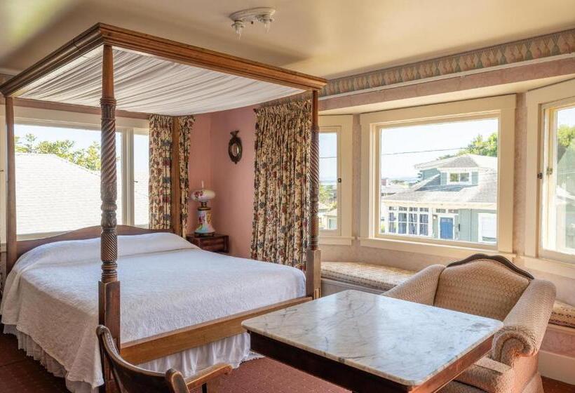 اتاق لوکس, Martine Inn